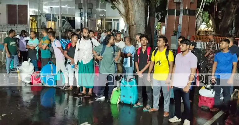 ফেরত পাঠানো বাংলাদেশি নারী-পুরুষ